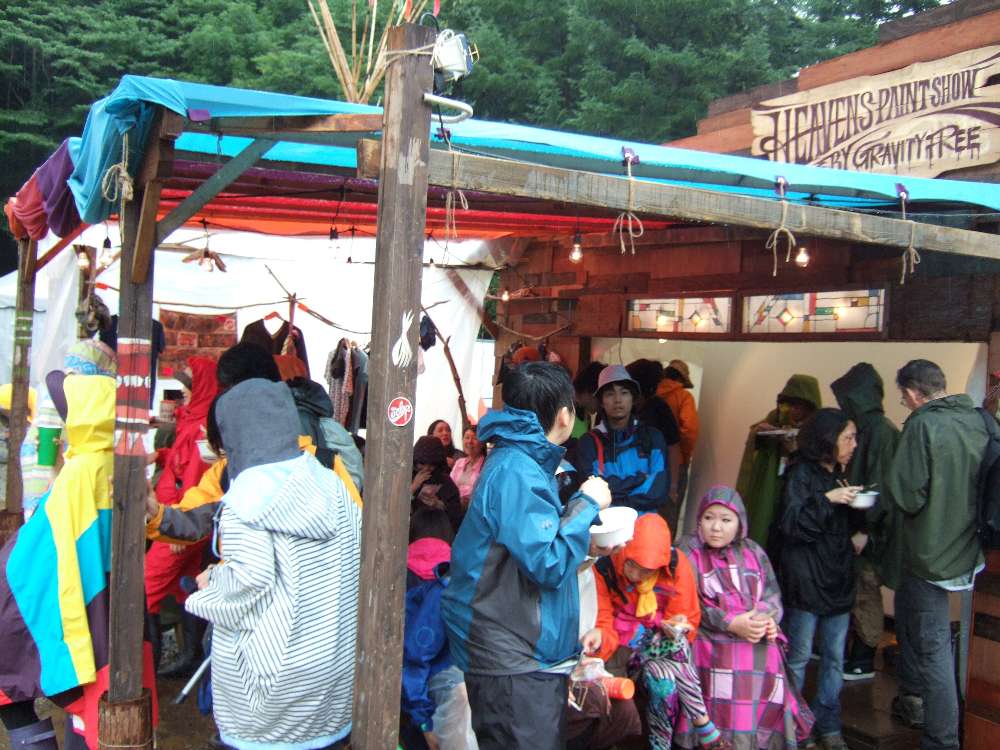 雨宿りと化しているスペース。