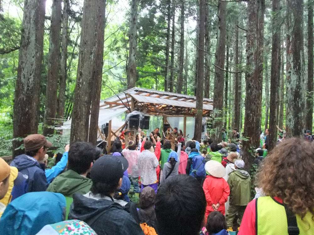 小さなステージです。ハンガイ演奏中。