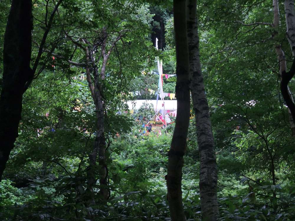 木々の間から見えるキッズランド。