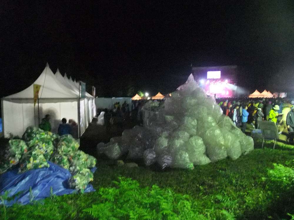 ペットボトル等の山。