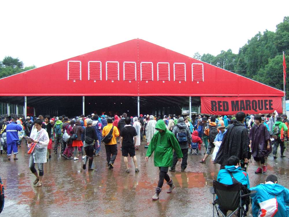 屋根付きのレッドマーキー。