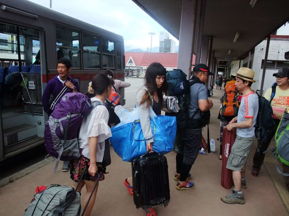 シャトルバスを降りる人。