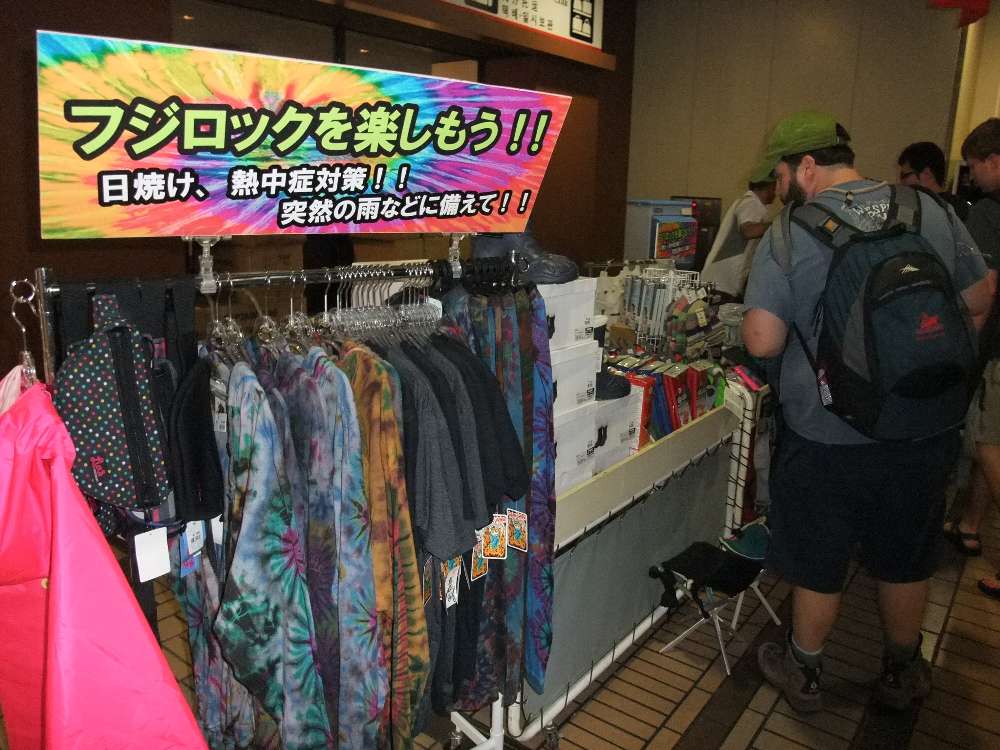 臨時に営業していると思われる売店。