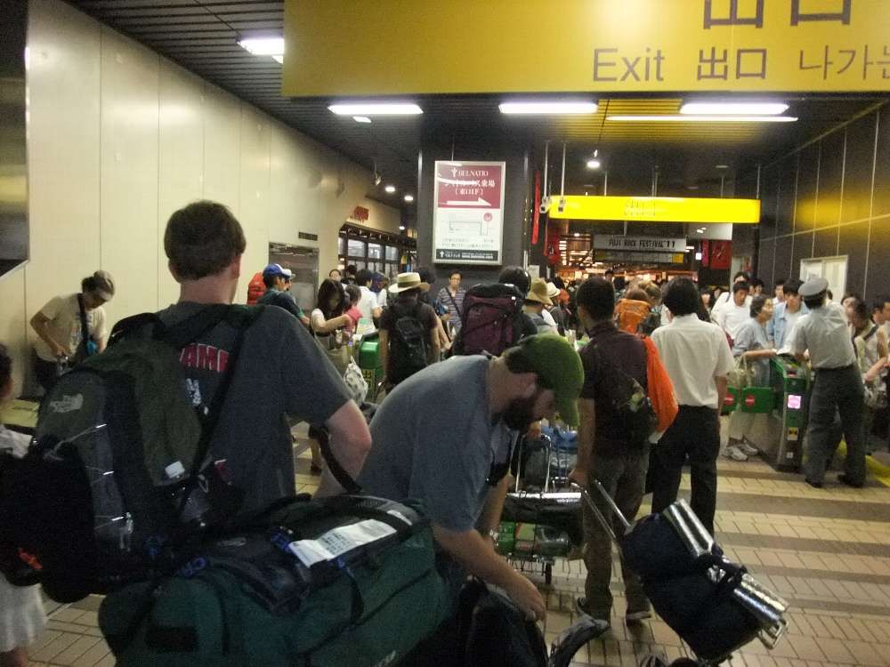越後湯沢駅。木曜午前の混雑。