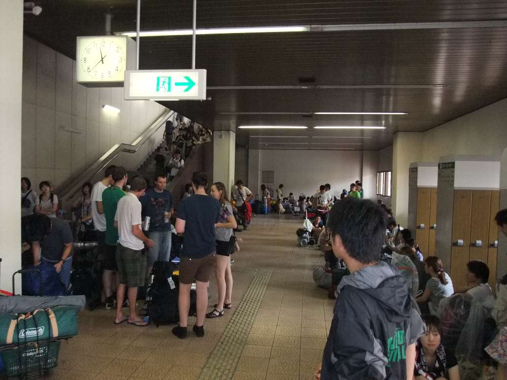 シャトルバスの行列。右手前が先頭。