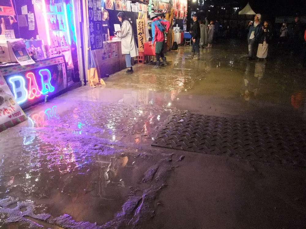 オレンジコート。ゴム板を置いていますが、それも埋まっています。