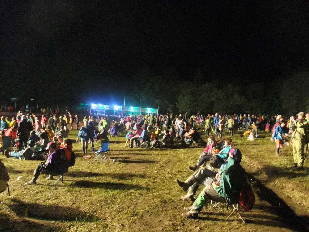 終演後余韻を楽しむ人。