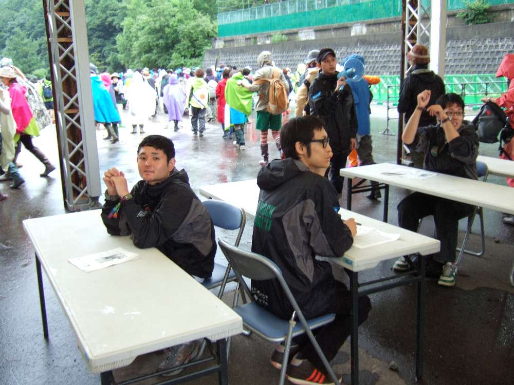 リストバンドは座ってチェック。