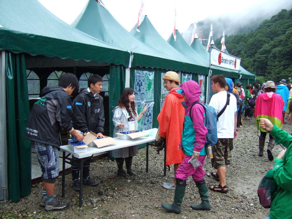 携帯灰皿を配布する人。