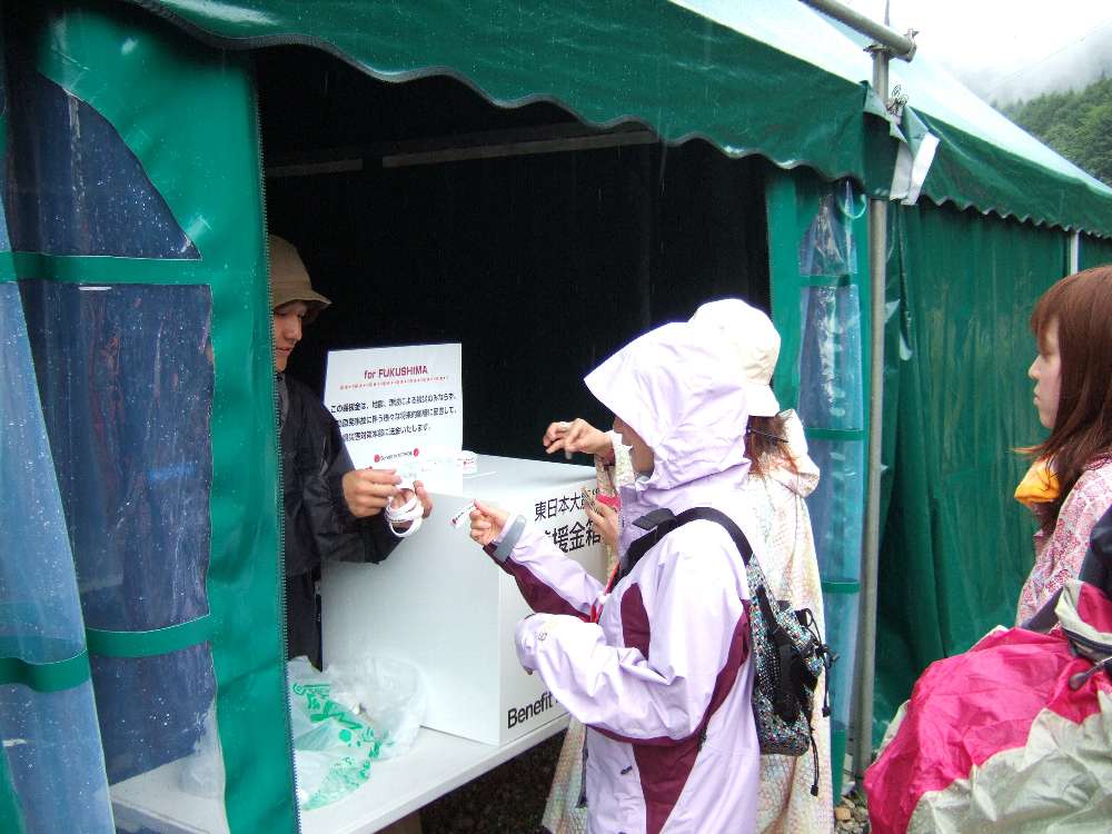 白いリストバンドがもらえます。