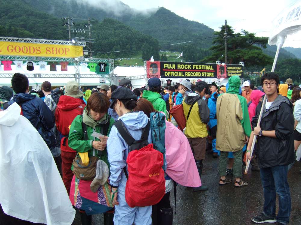 場外ショップ近辺。