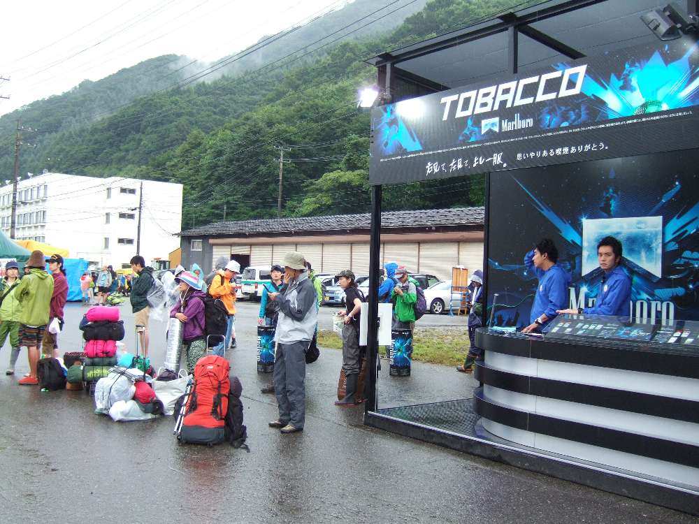 隔離されていない喫煙所。