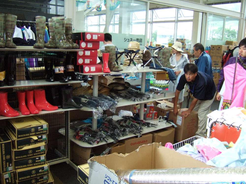 長靴やいすを販売しています。