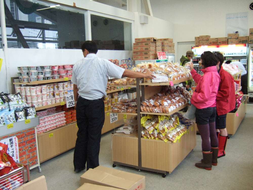 品数は少ないがパンやカップ麺があります。