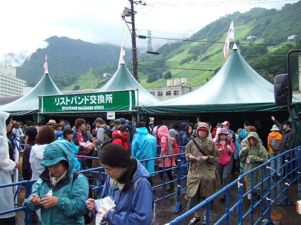 初日の午前11時50分ごろ。