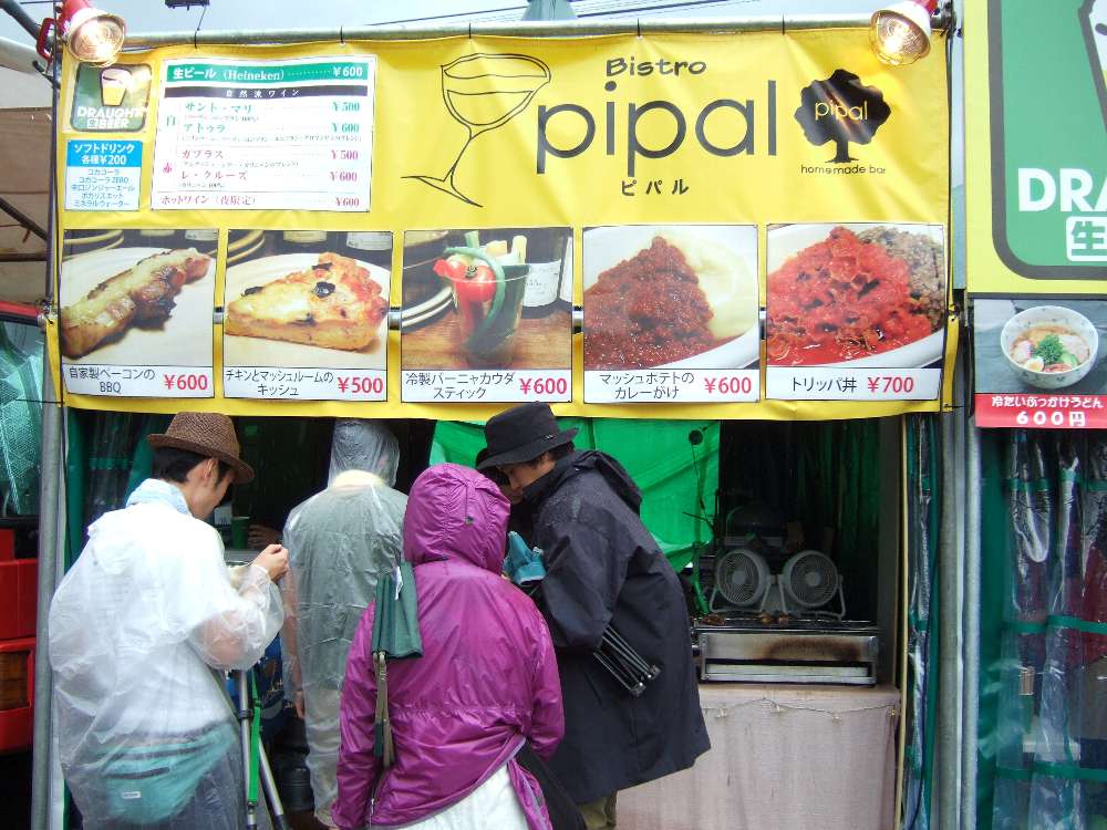 会場内では食べられなさそうなメニューの店。