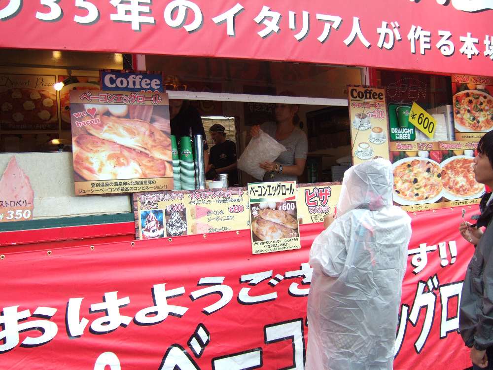 トラックがそのまま店になっています。