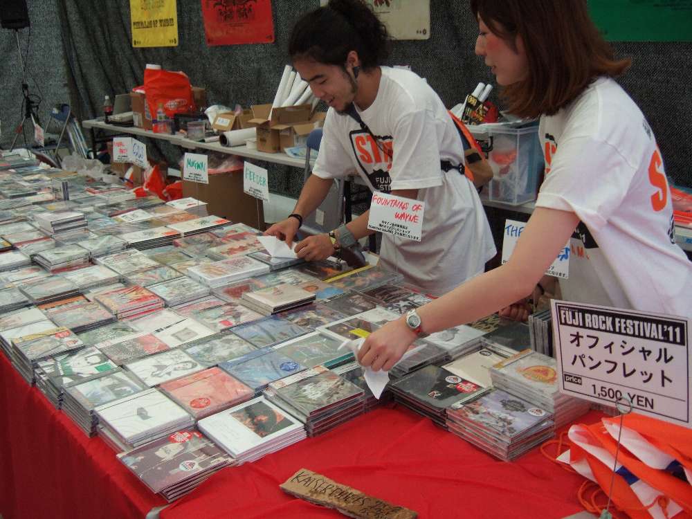 CD売り場。鶴を折る人。