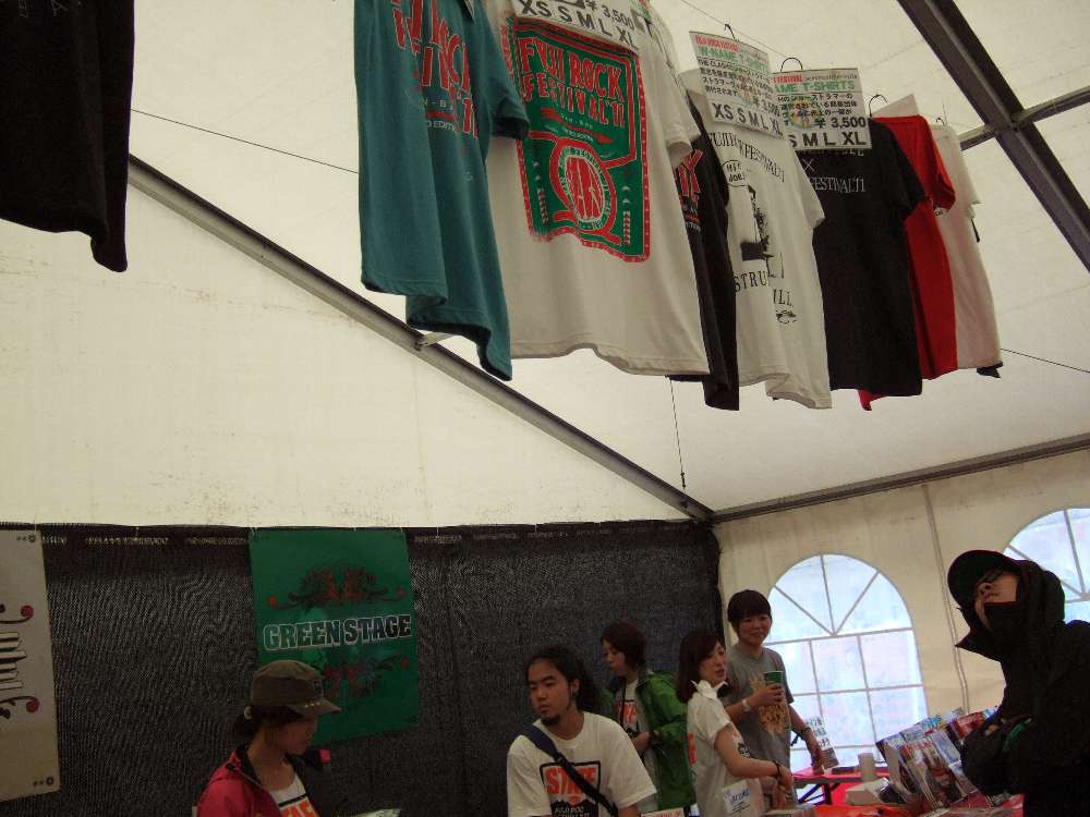 上にはTシャツ。