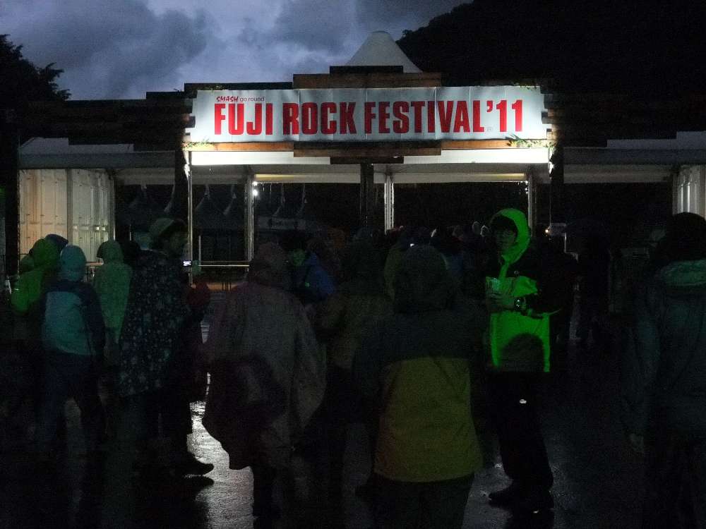 前夜祭の入場ゲート。雨なので暗い。