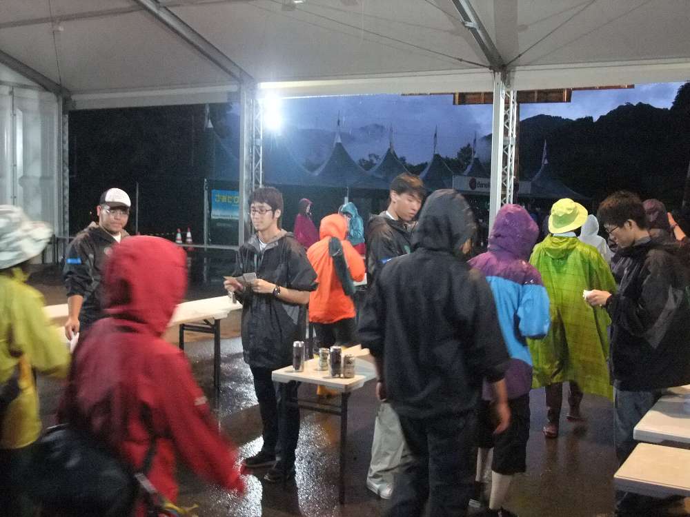 リストバンドチェックはありませんが荷物チェックはあります。