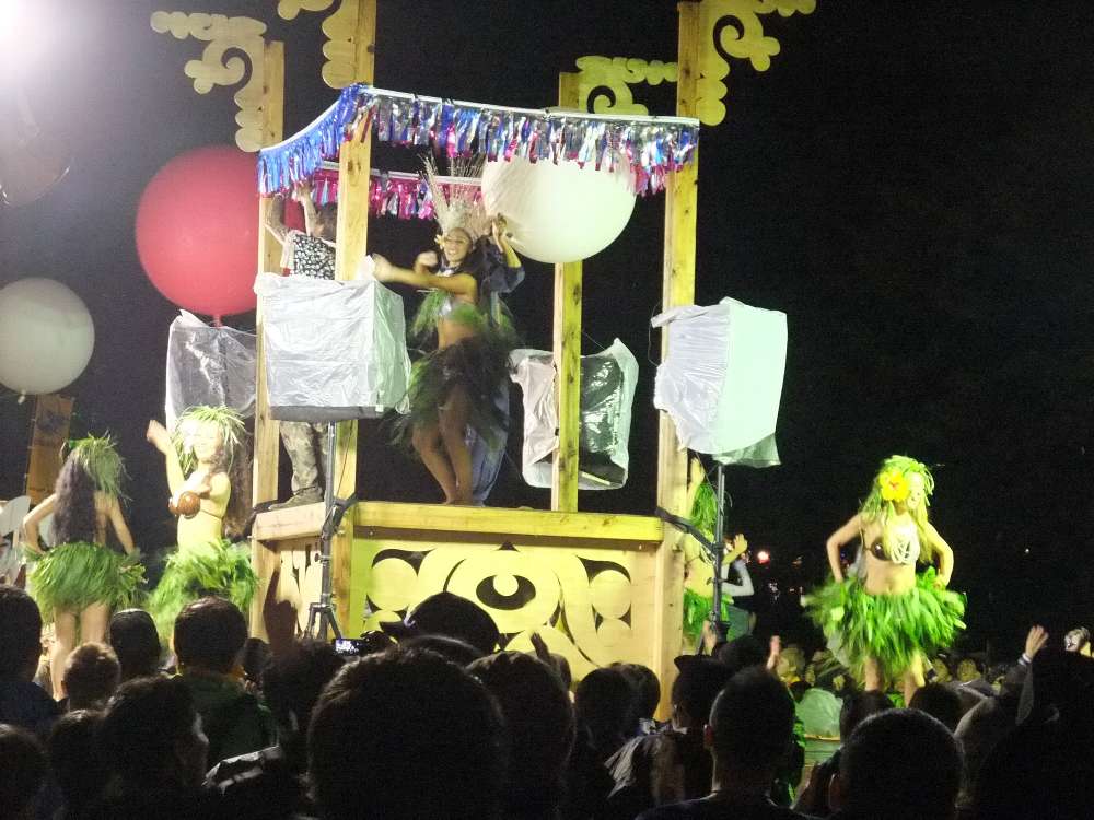 上で踊っている人はハワイの人らしい。