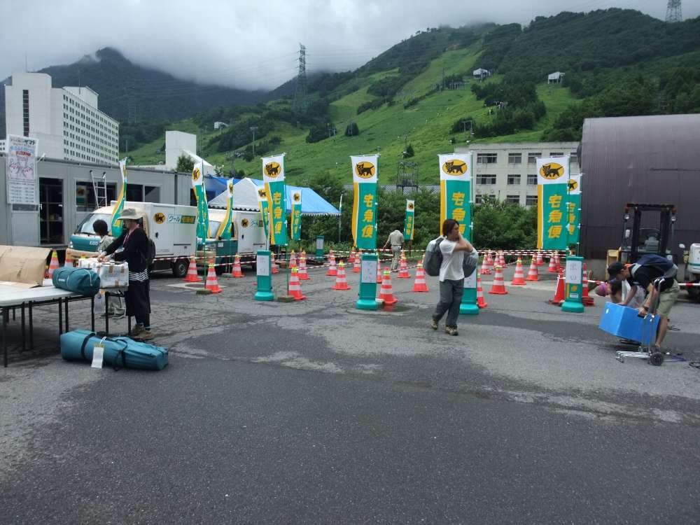 木曜日の午後0時半ごろ。