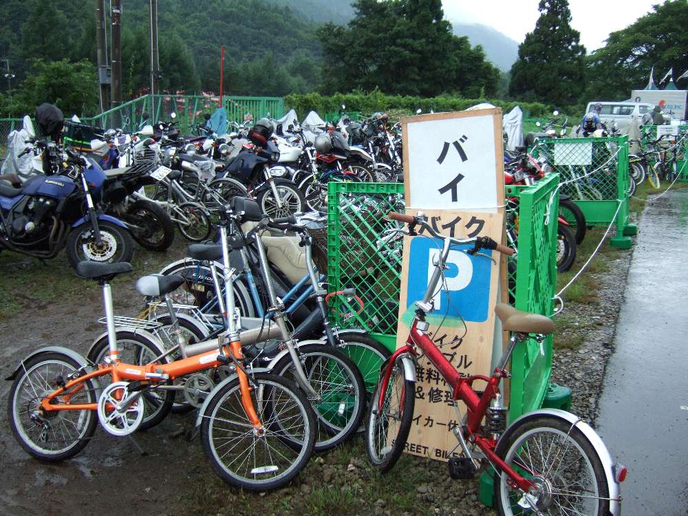 自転車も駐輪しています。