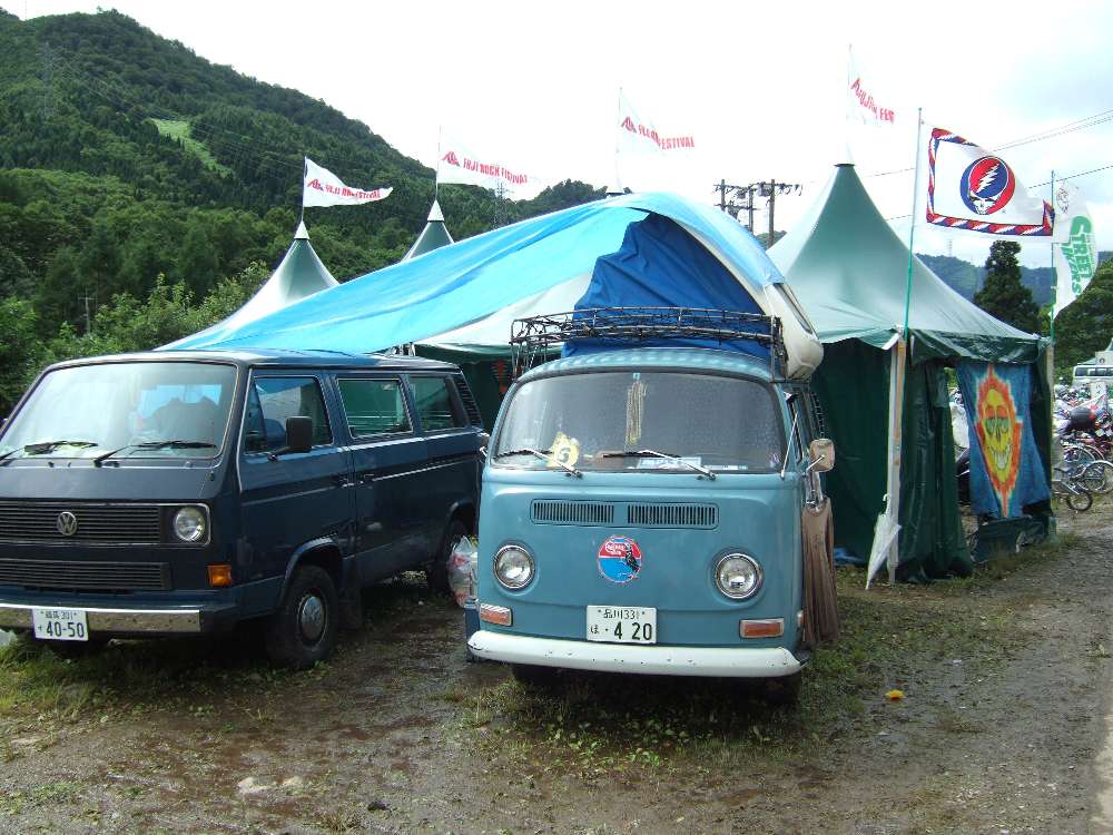 フォルクスワーゲンのバン2台。