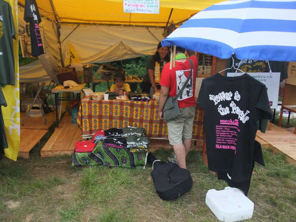 NGOビレッジのTシャツ売り場。