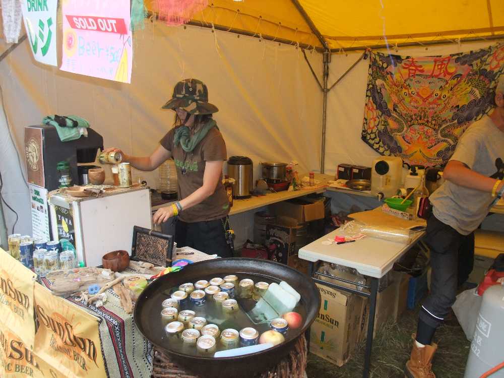 ビールが缶で冷やされている。