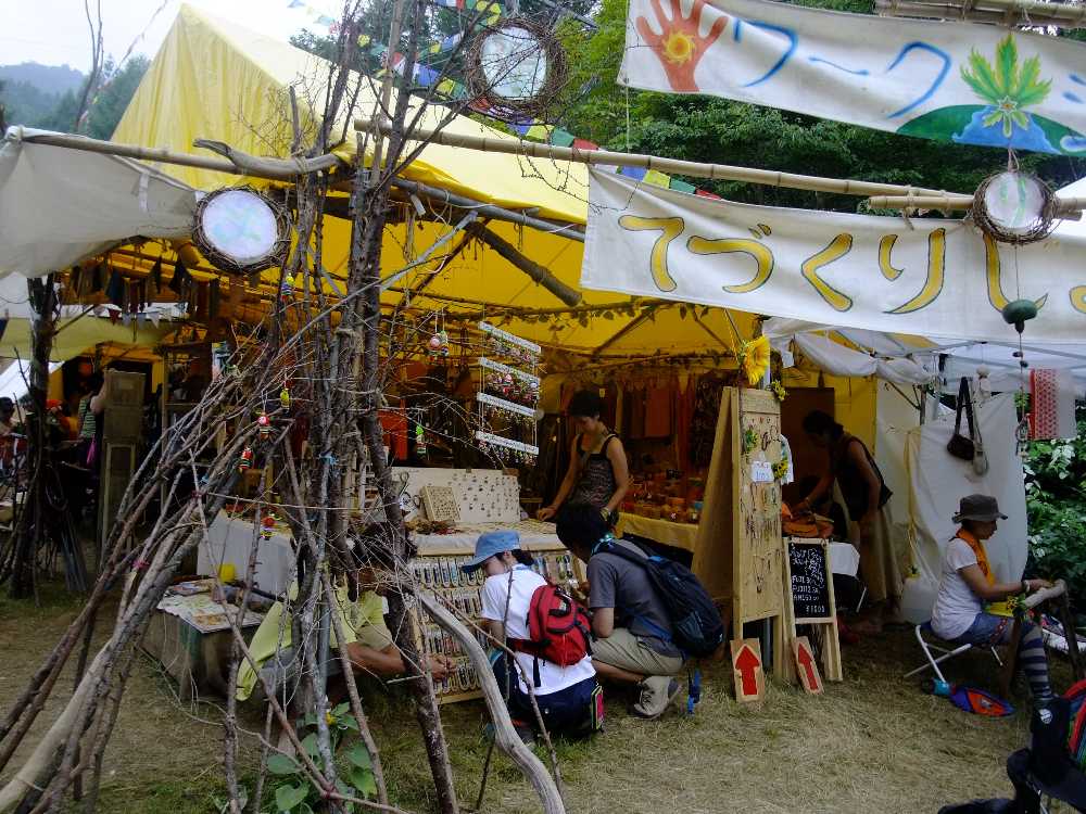 手作り感のある衣料品の店。