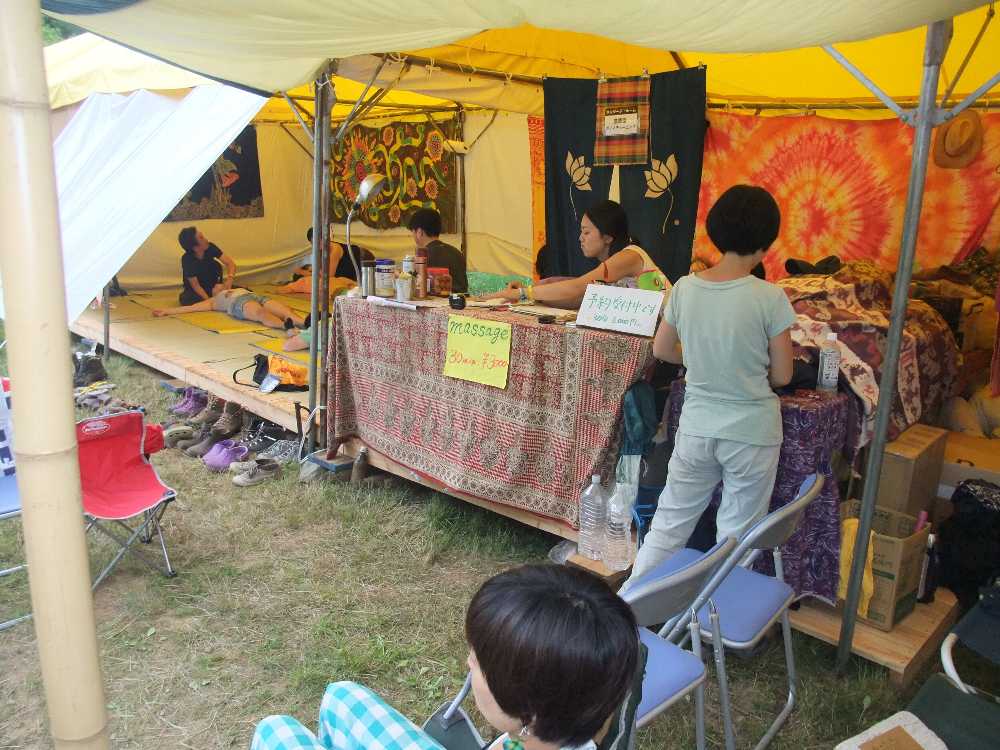 マッサージ30分3000円。スペースが全部埋まって客待ちができている。