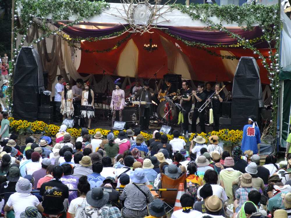 真ん中にいるのがヒカシューの巻上公一。この後、その左の女性がステージ下に倒れた。終盤だったので演奏はそのまま続けられた。ゴジラ・放射能・ヒカシューはこれがこの日2回目のライブで、経験の浅い女性には酷だった。