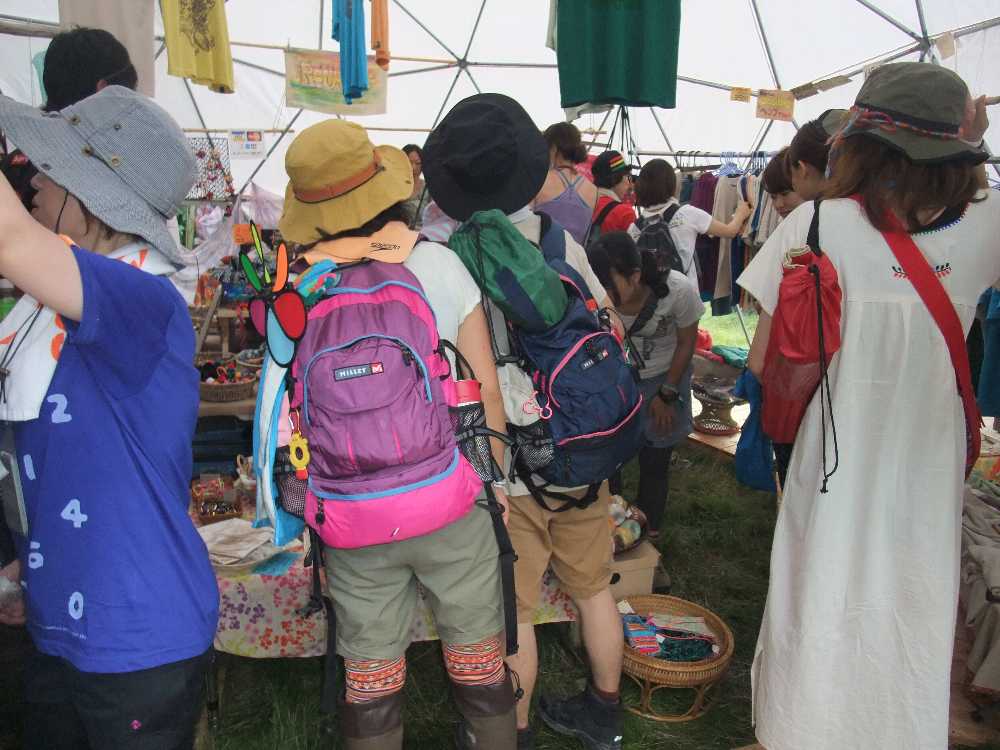 客は女性が多い。