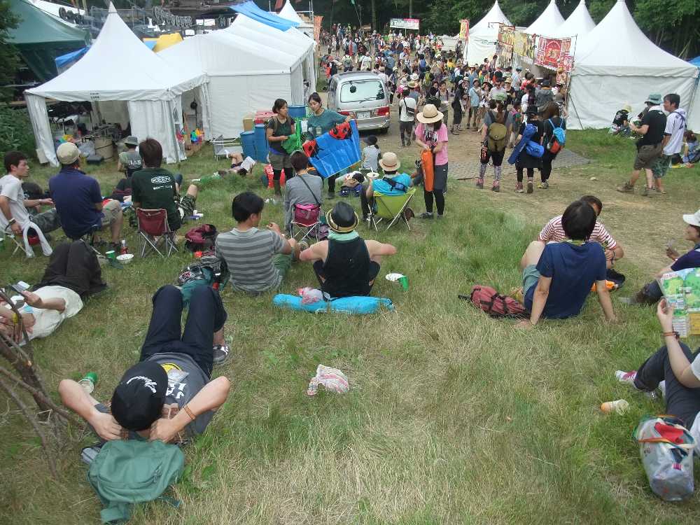 晴れ続きだったので芝生、雑草の上にそのまま寝られる。