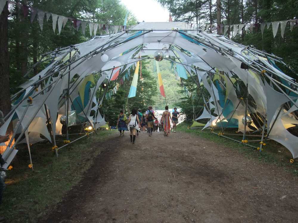 日陰になると地面が湿る。