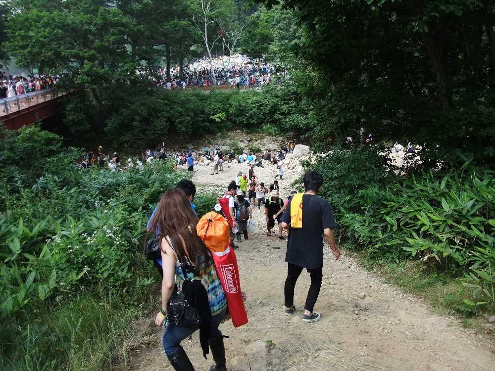 ハイネケン横から降りる。