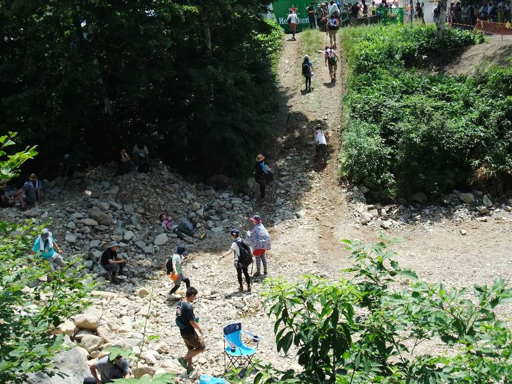 轍があるので事前に重機で整地しているようだ。