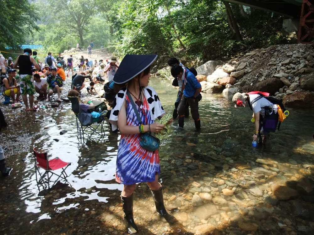 長靴ならそのまま水の中に入れる。