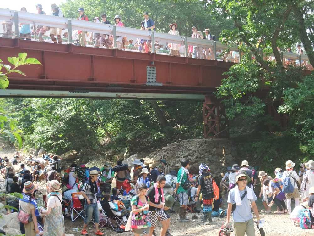 橋の下も人が多い。