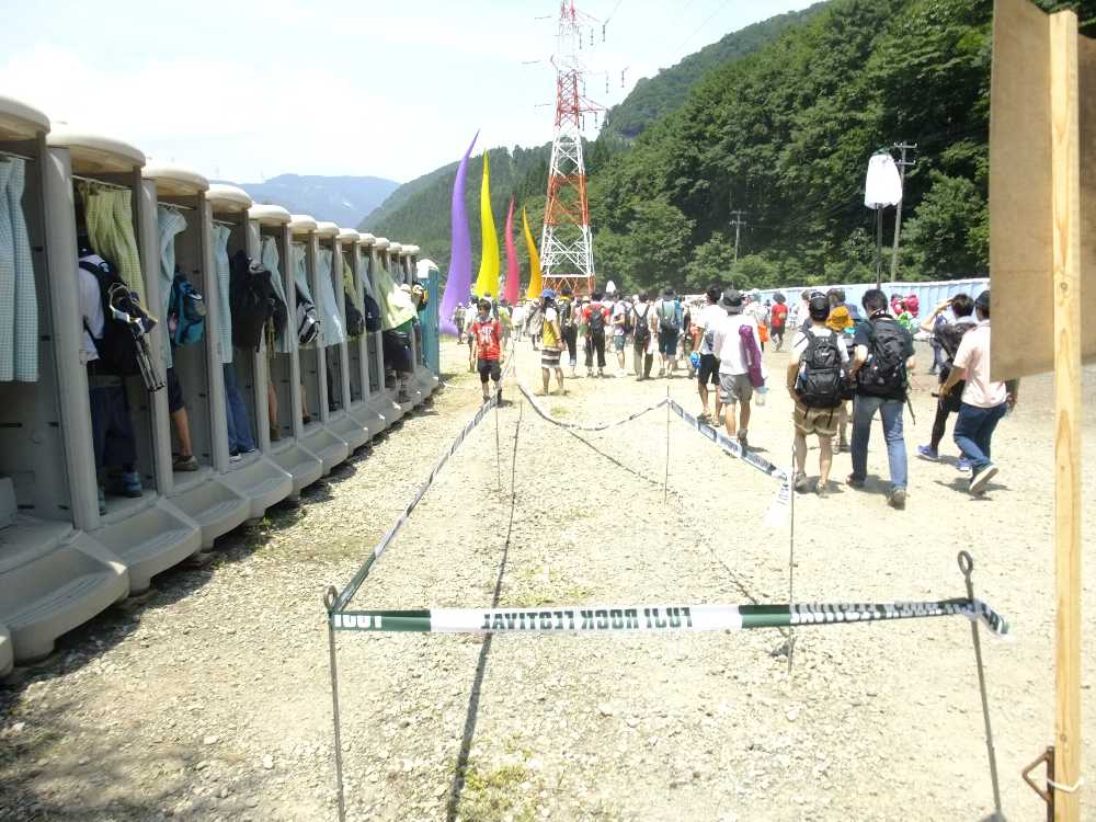 入場ゲートを通過してすぐの仮設トイレ。