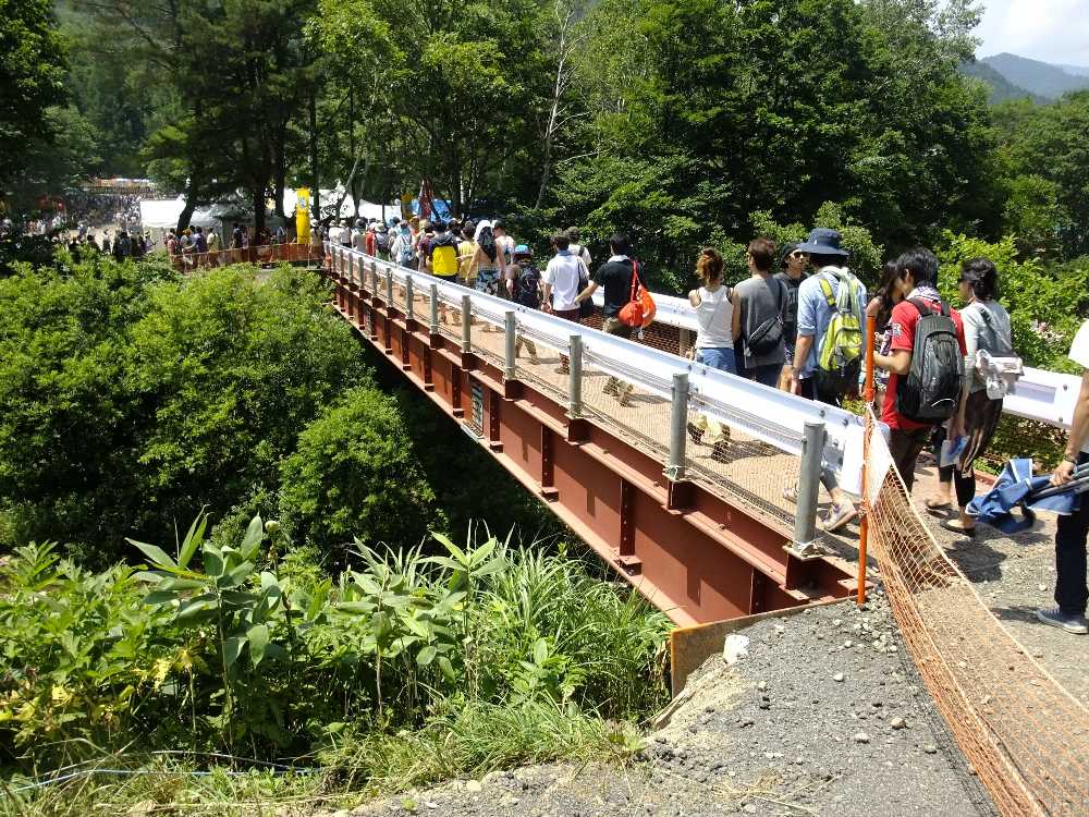 仮設橋A。幅は狭い。