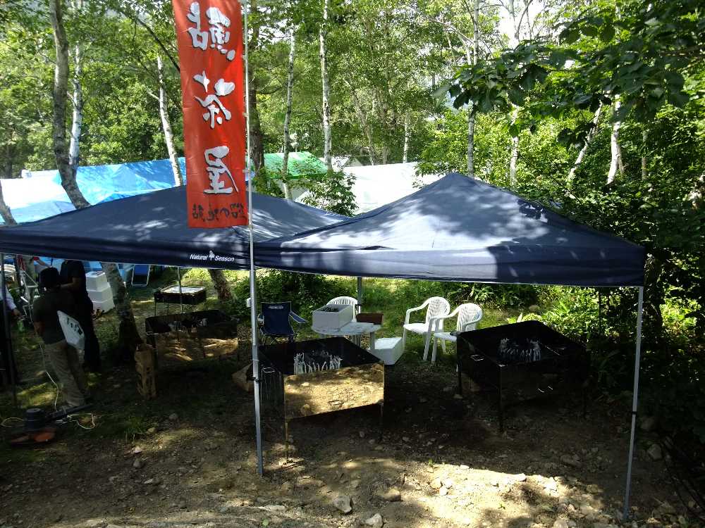 橋のオアシスエリア側にある、鮎を焼くテント。