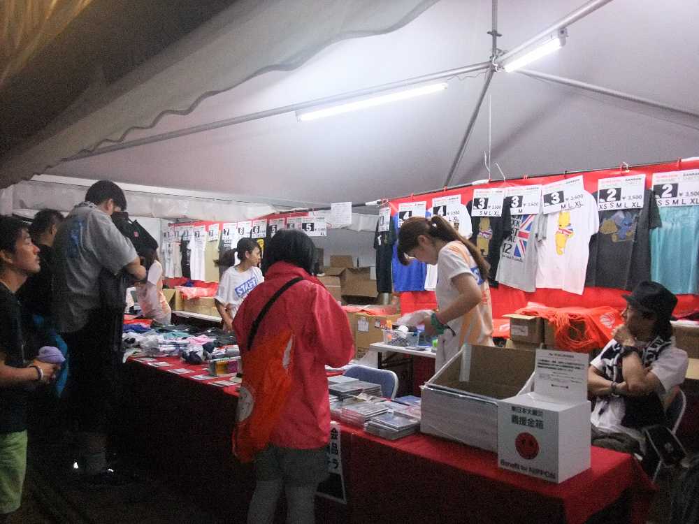 募金箱は端に追いやられている。