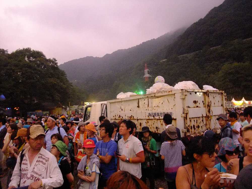 人が多い夕方でもごみ収集車が入っていた。