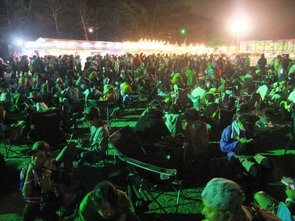 夜のオアシスエリア。2日目午後11時45分ごろ。