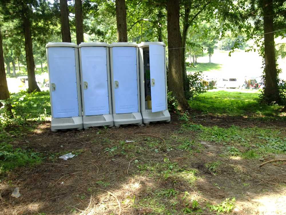 仮設トイレ4台。