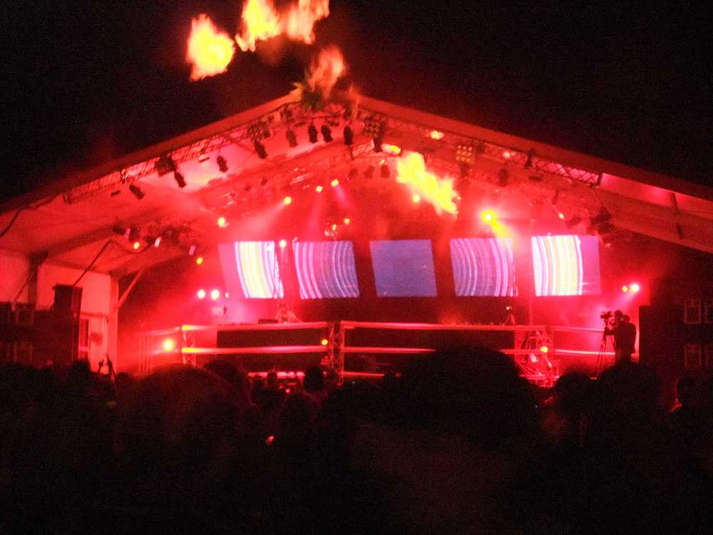 下から炎が上がっている。