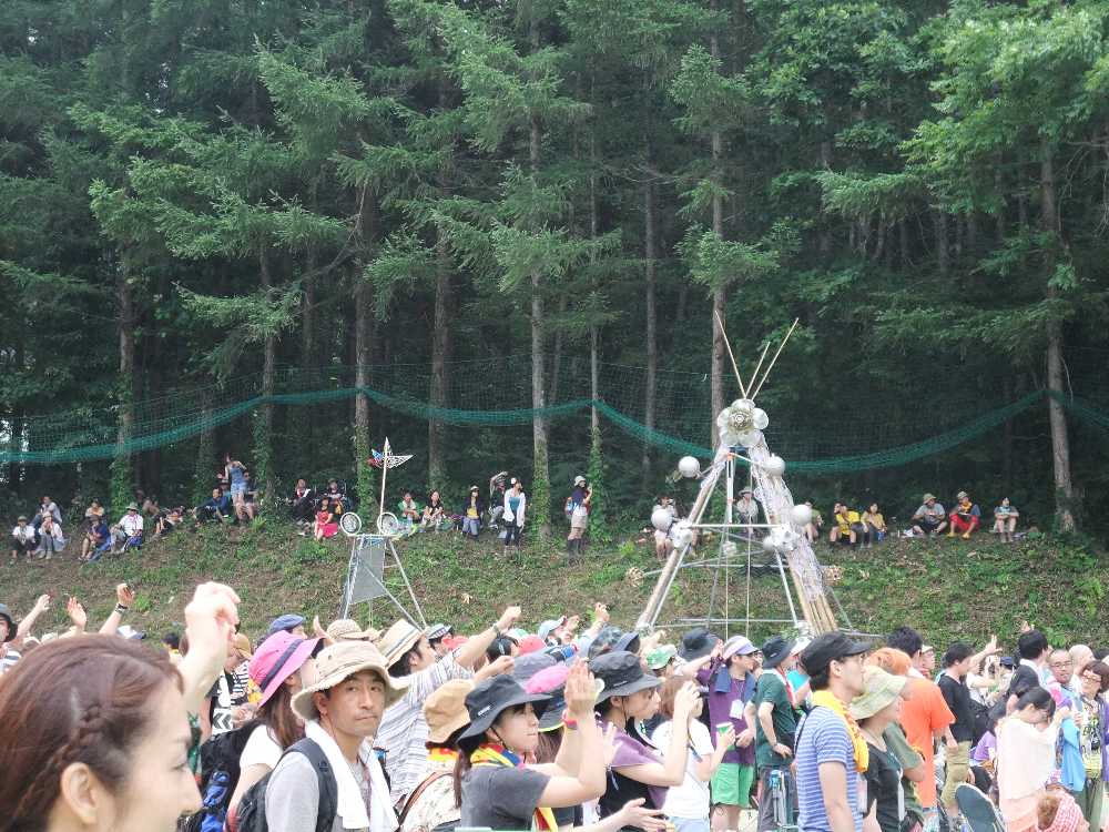 斜面に上がって見る人たち。